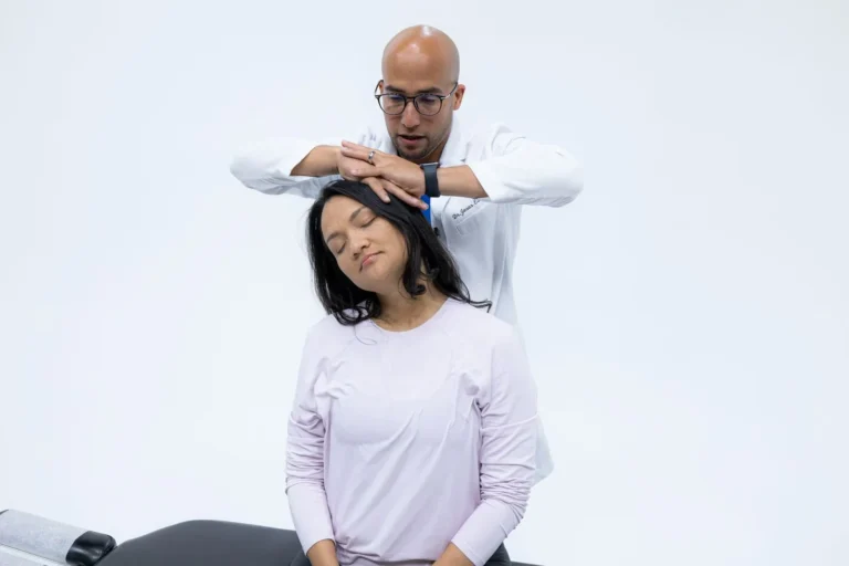 Persona recibiendo un ajuste quiropráctico en la parte baja de la espalda para aliviar el dolor lumbar de forma natural.