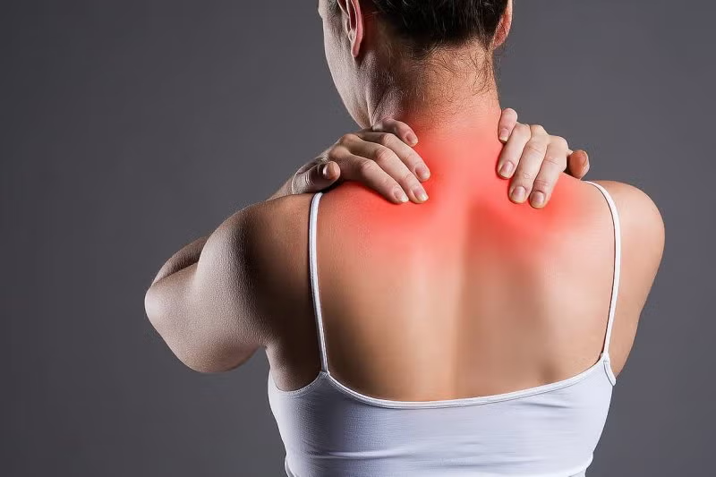 Persona recibiendo ajuste para aliviar dolor de cuello en clínica quiropráctica.