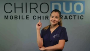 Persona recibiendo tratamiento de fisioterapia y quiropráctico para aliviar el dolor lumbar y mejorar la movilidad.