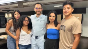 Quiropráctico explicando mitos y verdades sobre la quiropráctica a una familia latina.