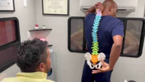 Paciente recibiendo ajuste de columna en una clínica hispana en Raleigh con un quiropráctico cerca de mí.