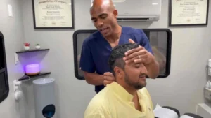 Quiropráctico para latinos en Durham atendiendo a paciente con dolor de cuello en consulta en español.