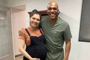 Mujer embarazada recibiendo ajuste suave de quiropráctico prenatal en clínica especializada.