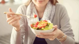 Quiropráctico explicando la conexión entre nutrición y salud muscular a un paciente deportista.