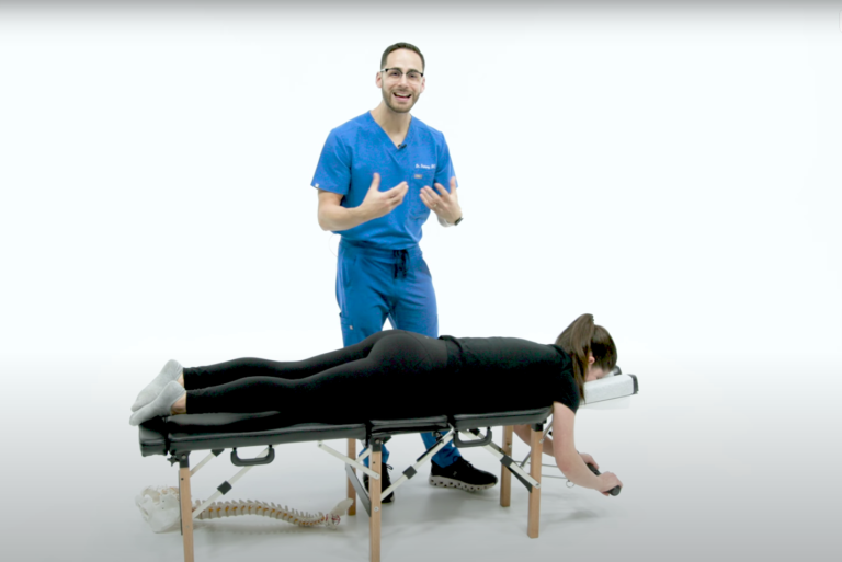 Médico quiropráctico realizando un ajuste de columna para aliviar dolor de espalda y mejorar la salud musculoesquelética de forma natural.