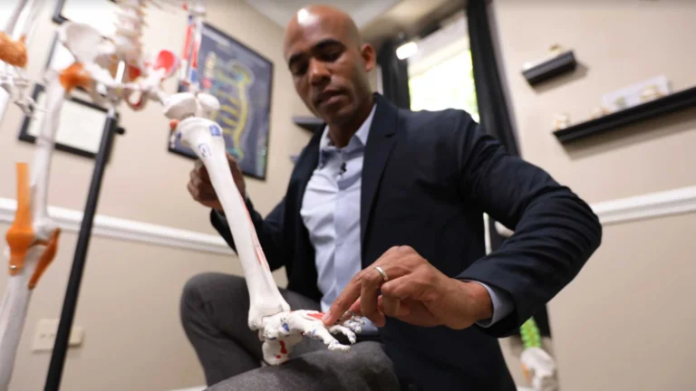 Paciente recibiendo un ajuste quiropráctico seguro realizado por un profesional licenciado.