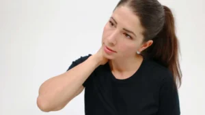 Exercises and practical tips to relieve neck pain and cervical stiffness caused by poor posture and accumulated tension.