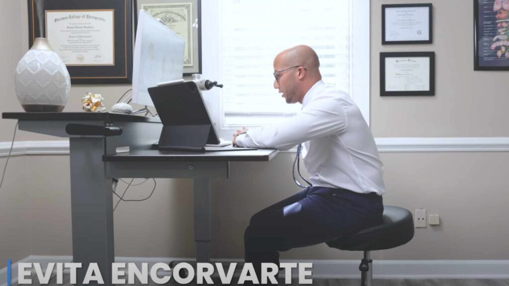 Postura correcta en el trabajo frente al computador para prevenir dolor de espalda, cuello y mejorar la ergonomía.