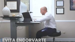 Postura correcta en el trabajo frente al computador para prevenir dolor de espalda, cuello y mejorar la ergonomía.