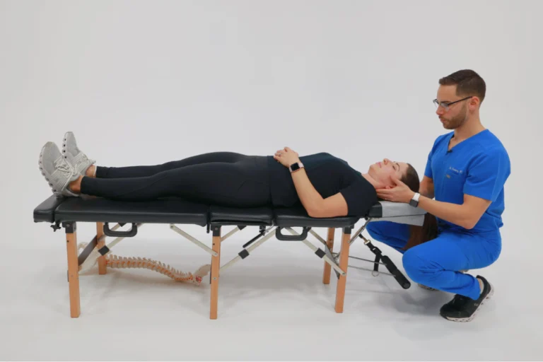 Quiropráctico realizando un ajuste cervical para aliviar el dolor de cuello y hombros de forma natural y segura.