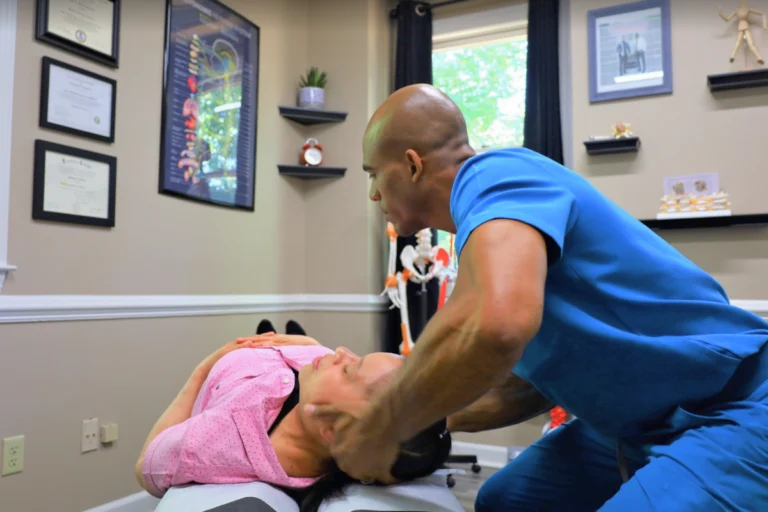 Paciente recibiendo ajuste quiropráctico después de un accidente automovilístico para aliviar el dolor y recuperar movilidad.