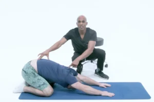 Paciente recibiendo ajuste quiropráctico para aliviar el dolor lumbar y mejorar la postura corporal.