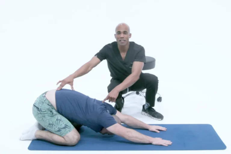 Paciente recibiendo ajuste quiropráctico para aliviar el dolor lumbar y mejorar la postura corporal.