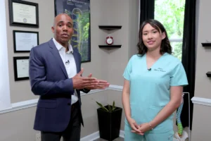 Quiropráctico que hable español explicando el plan de cuidado a un paciente durante una consulta quiropráctica.