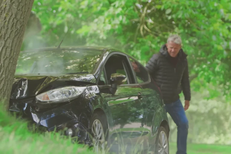 Persona en proceso de recuperación de accidentes tras un choque, recibiendo evaluación corporal por dolor de cuello y espalda.