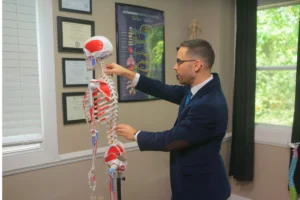 Guía sobre cura para el dolor del cuello con tratamiento conservador, ejercicios, educación postural y atención quiropráctica para aliviar molestias cervicales.