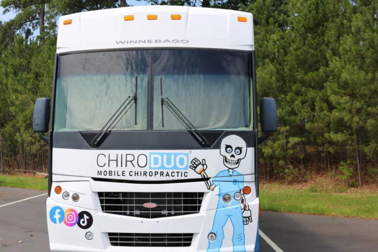Ubicación de quiropráctica Durham NC ChiroDuo Mobile Chiropractic frente a Compare Foods con atención en español para dolor de espalda, cuello y ciática.