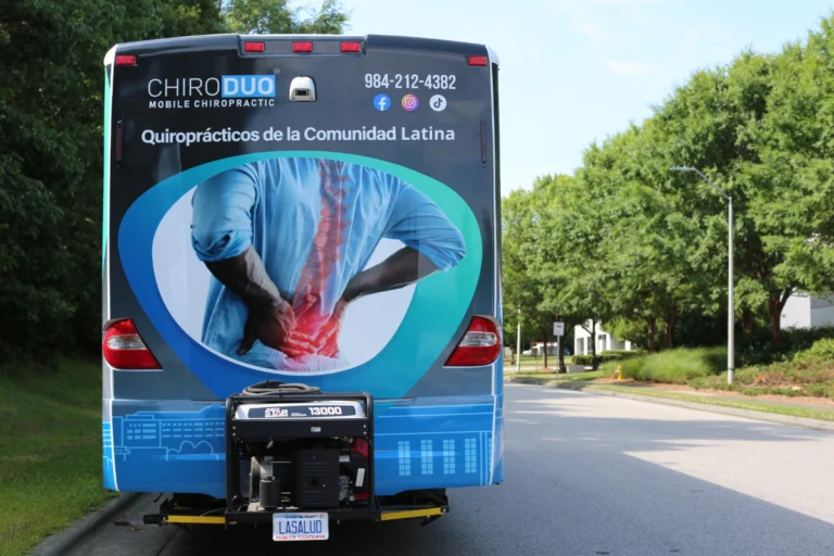 Entrada de la clínica de quiropráctica Raleigh NC ChiroDuo en su oficina principal y ubicación de clínica móvil para atención en español.