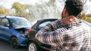 Quiropráctico para accidente de auto evaluando dolor de cuello y espalda después de un choque automovilístico.