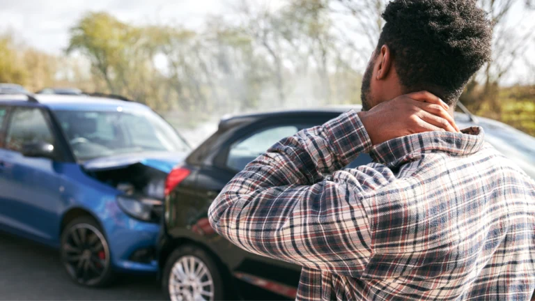 Quiropráctico para accidente de auto evaluando dolor de cuello y espalda después de un choque automovilístico.
