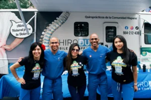 Paciente latino hablando con un quiropráctico recomendado en español durante una consulta quiropráctica profesional.